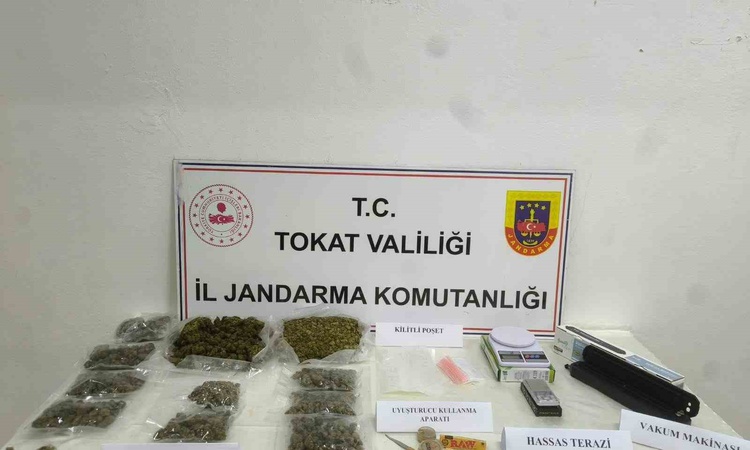 Son Gelişme: Tokat Erbaa'da 1 kilo 780 gram skunk ele geçirildi, 2 şüpheli hakkında tutuklama kararı verildi: