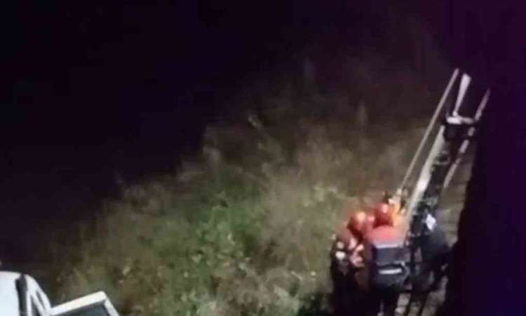 Son Gelişme: Trabzon Araklı'da bariyerleri aşan araç dereye uçtu, 5 kişi yaralandı ve Merak Edilenler
