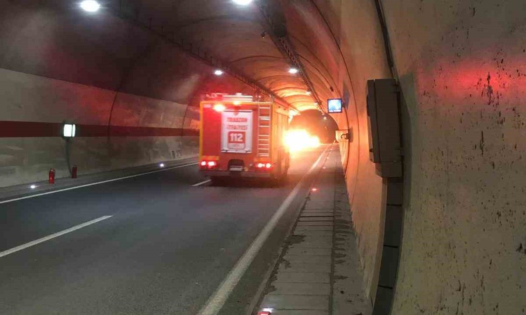 Son Gelişme: Trabzon Maçka'daki T2 Tüneli'nde beton mikseriyle çarpışan otomobil alev aldı: Gelişmeler Takip E