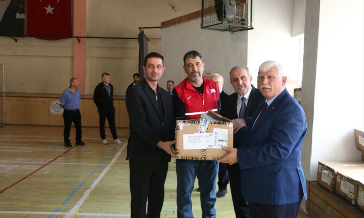 Son Gelişme: Trabzon Of'ta Kızılay Ataşehir Şubesi ihtiyaç sahibi öğrencilere giysi yardımı yaptı