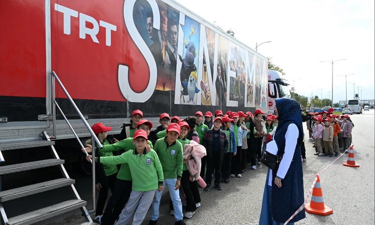 Son Gelişme: TRT Sinema Tırı Erzurum Olimpiyat Parkı'nda çocuklara sinema keyfi yaşattı: Gelişmeler Takip Edil