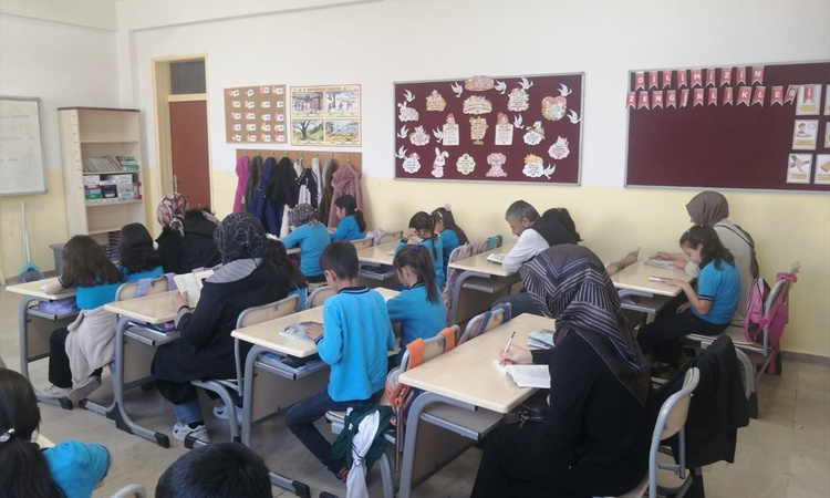 Son Gelişme: Ulaş İlkokulu 3/B öğrencileri, 'Ailemle Eğitim Yolculuğu'nda aileleriyle kitap okudu ve Merak Edi