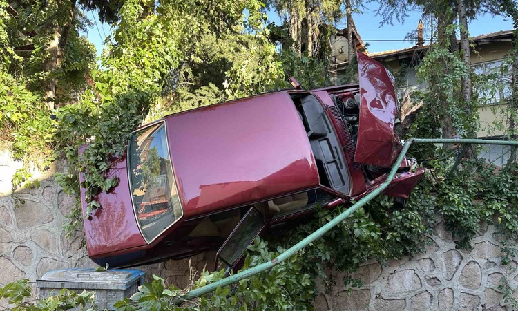 Son Gelişme: Uşak'ta ağaçlara çarpan otomobil demir korkuluklarda asılı kaldı, sürücü yaralandı: Gelişmeler Ta