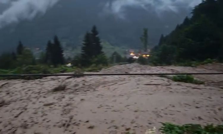 Son Gelişme: Uzungöl'de Sağanak Sonrası Taşkın: Yol Ulaşıma Açıldı