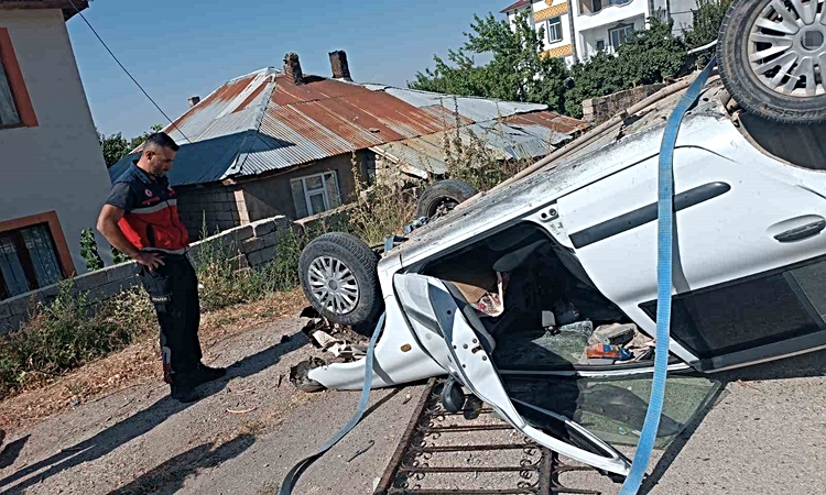 Son Gelişme: Van Erciş'te istinat duvarından düşen otomobilin sürücüsü yaralandı