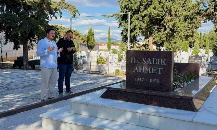 Son Gelişme: Yeniden Refah Gençlik Kolları Genel Başkanı Efe, Sadık Ahmet'in kabrini ziyaret etti.