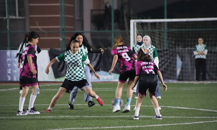 Son Gelişme: Yeşilay Konya ve spor kulübünün kız çocukları futbol maçı madalya töreniyle sona erdi - Son Dakik