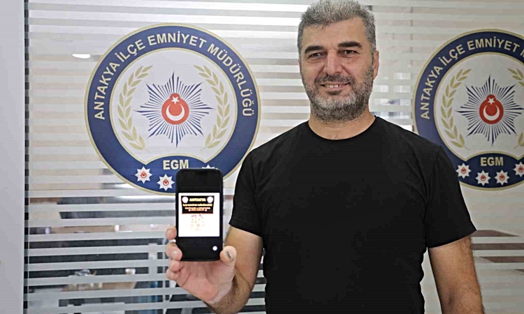 Son Gelişme: Yola düşürdüğü altın dolu keseyi kadın alıp götürdü, polis 2 saatte yakaladı: O anlar kamerada |