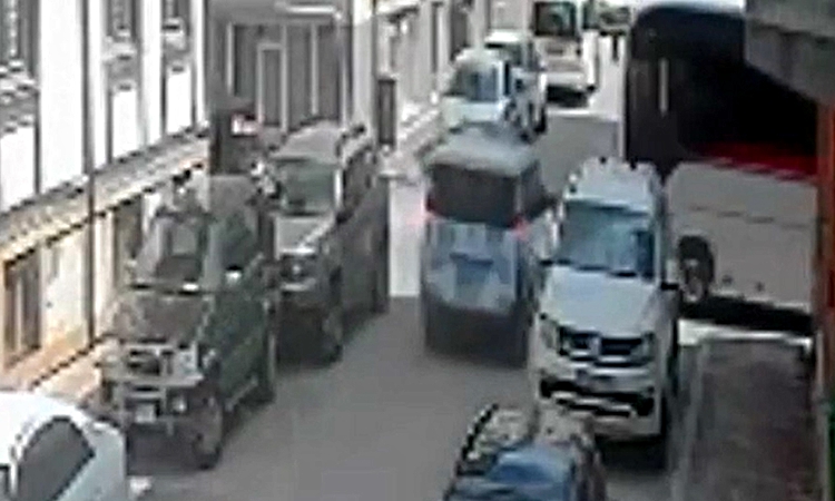 Son Gelişme: Yolcu midibüsü ile polis aracı çarpıştı: Gelişmeler Takip Ediliyor
