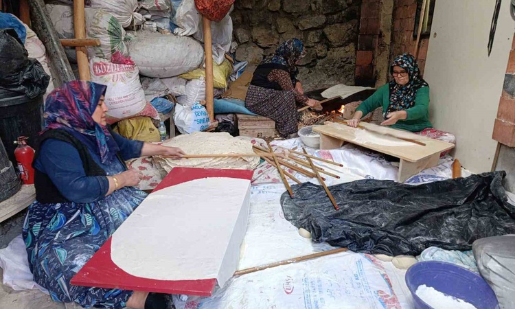 Son Gelişme: Yozgat Çekerek'te kadınların imece usulü yaptığı yufka ekmek 1,5 yıla kadar dayanıyor: Gelişmeler