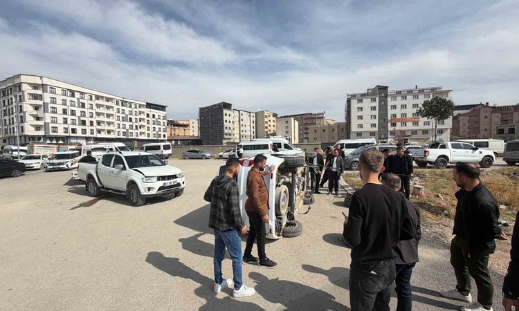 Son Gelişme: Yüksekova'da iki araç çarpıştı, 1 yaralı hastaneye kaldırıldı | İşte Tüm Ayrıntılar