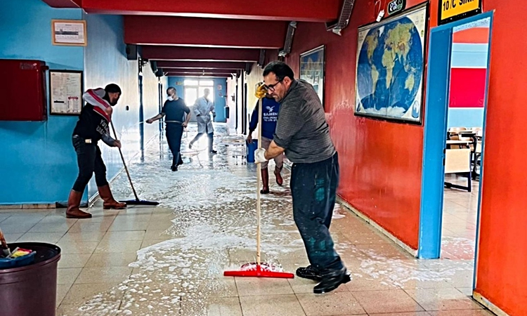 Son Gelişme: Yüksekova’da yeni eğitim öğretim yılı için okullar temizlendi: Gelişmeler Takip Ediliyor