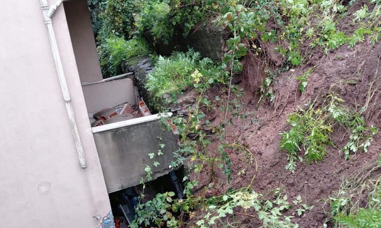 Son Gelişme: Zonguldak Karadeniz Ereğli'de toprak kaydı, evin alt katındaki balkon hasar gördü ve Merak Edilen