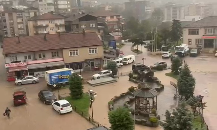 Son Gelişme: Zonguldak'ta sağanak cadde ve sokakları suya gömdü, Ereğli'de iş yerlerine su doldu: Gelişmeler T