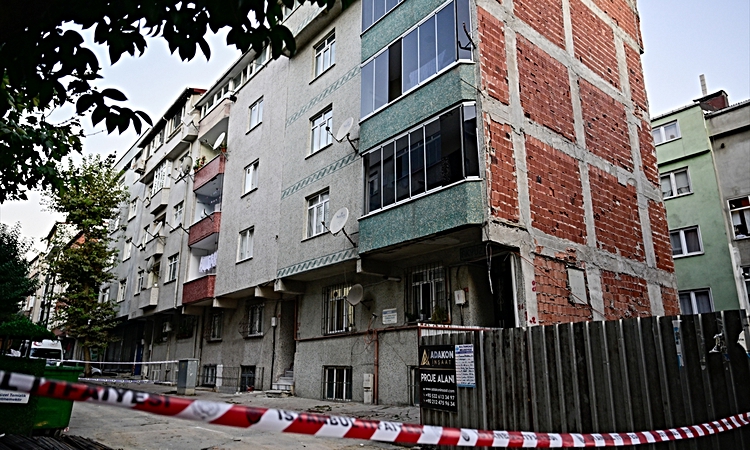 Sultangazi'de duvarlarında çatlama ve ayrılmalar tespit edilen iki apartman tahliye edildi ve Merak Edilenler