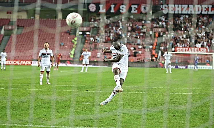 Süper Lig'de 6 haftada 19 penaltıdan 14'ü gol oldu, Göztepe 5 kez beyaz noktaya gitti - Son Dakika Bilgileri