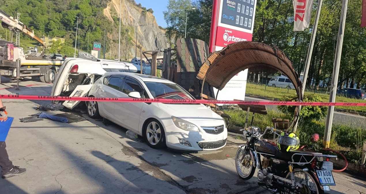 Takla atan otomobil, bankta oturan iki kardeşi ağır yaraladı - Son Dakika