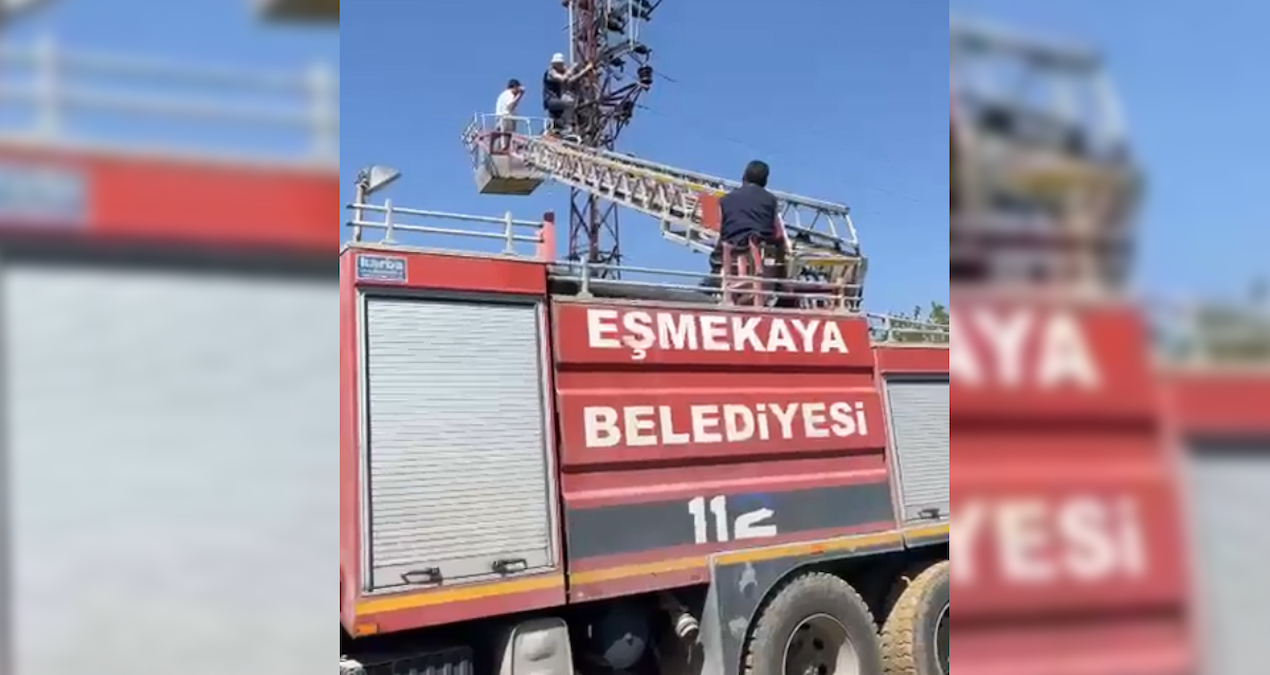 Sıcak Gündem: Tamir için direğe çıktı, elektrik akımına kapılıp mahsur kaldı - Haberleri | İşte Tüm Ayrıntılar