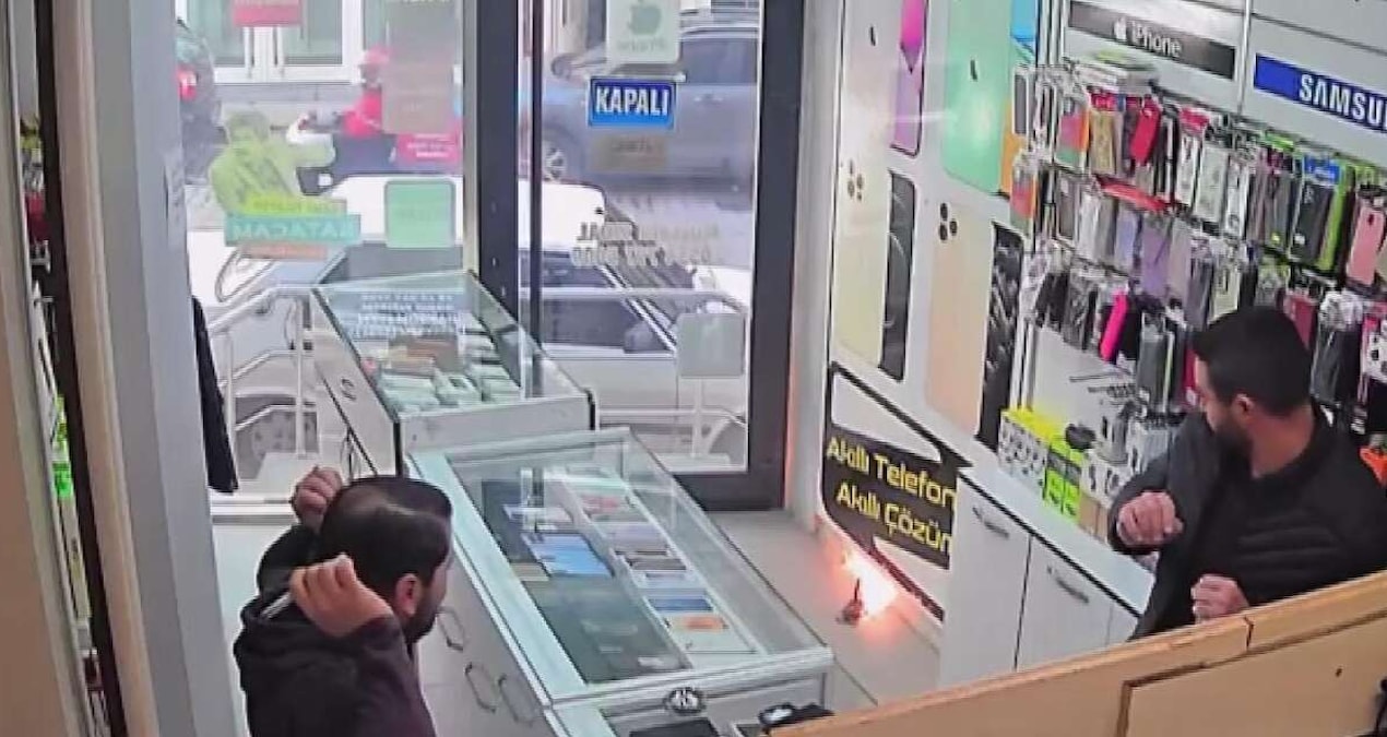 Gündemden Son Bilgiler: Tamire getirilen cep telefonunun bataryası patlayıp alev aldı - Son Dakika