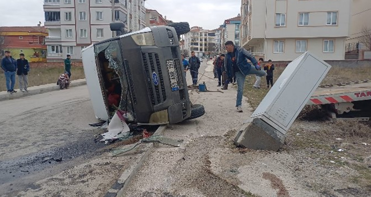 Gündemden Son Bilgiler: Tarım işçilerini taşıya minibüs ile otomobil çarpıştı: 5 yaralı - En Son Haber | İşte