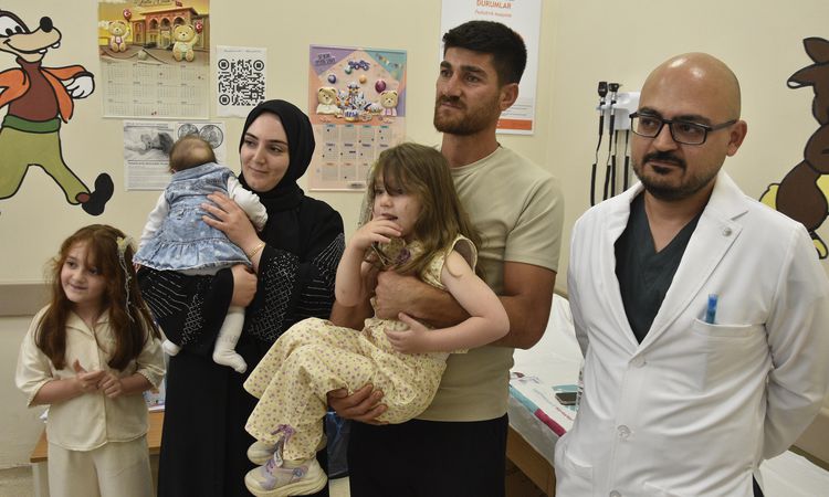 Son Gelişme: Tatvan'da 3 yaşındaki çocuğun yuttuğu saat pili baskınla çıkarıldı - Son Dakika Haberleri