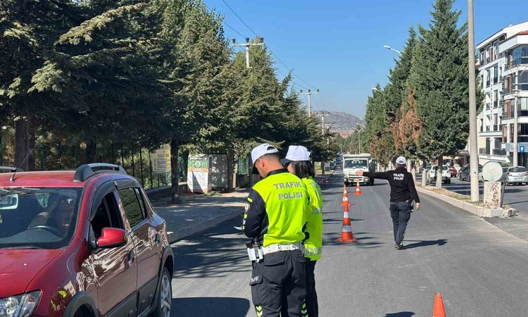 Tavşanlı'da trafik polisleri ehliyet ve ruhsat denetiminde ceza kesti - Son Dakika Bilgileri