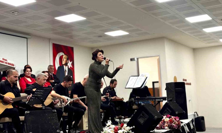 Tavşanlı Türk Sanat Müziği Korosu, Kütahya'da kız yurdunda sahne aldı - Son Dakika Bilgileri