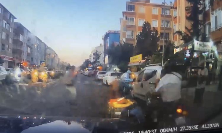 Tekerlekli sandalyedeki vatandaşın ayağına çarpıp yoluna devam etti | İşte Tüm Ayrıntılar