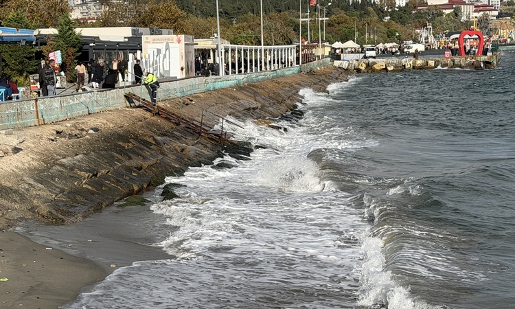 Tekirdağ'da lodostan deniz ulaşımı aksadı, 6 şilep ve tanker açığa demirledi ve Merak Edilenler