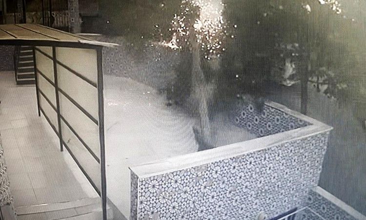 The electric pole hit by a truck in Tekirdağ fell into the mosque courtyard: Those moments were caught on camera - News