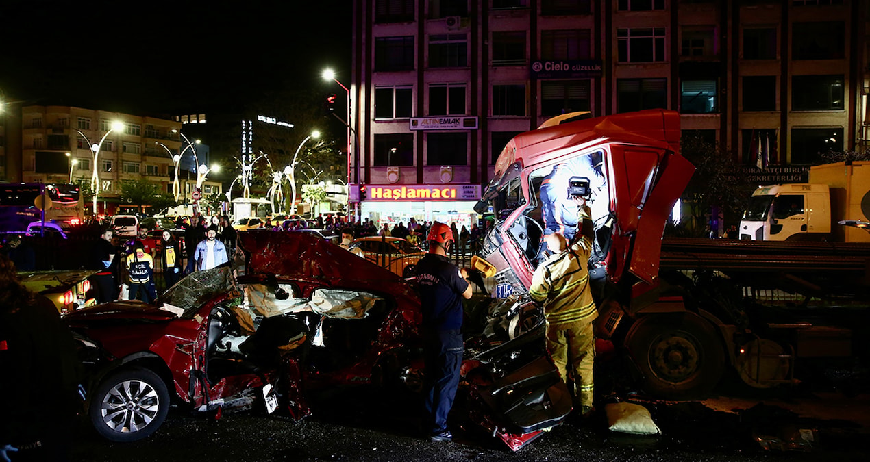 TIR faciası: İki otomobile birden çarptı 5 ölü, 6 yaralı - Son Dakika Haberleri | İşte Tüm Ayrıntılar