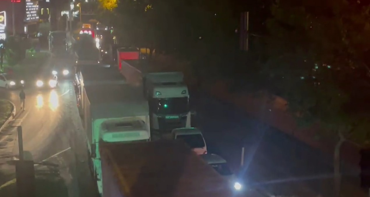 Son Gelişme: TIR makas attı, yol trafiğe kapandı - En Son Haber ve Merak Edilenler