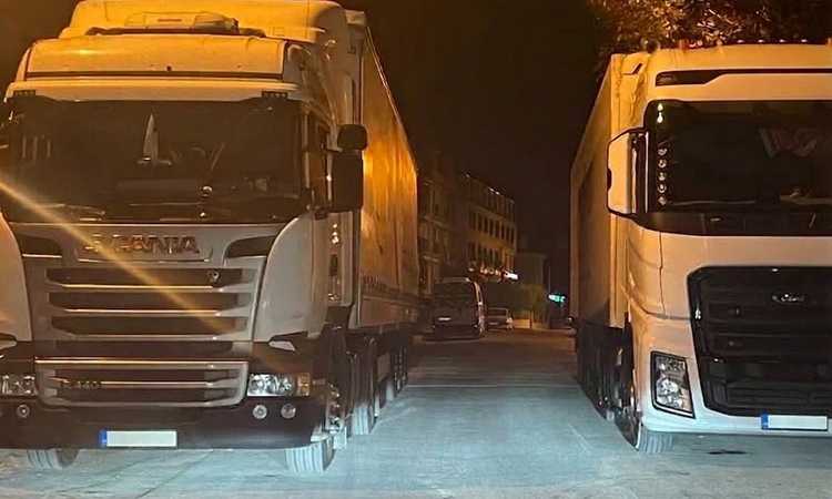 Tırların ilginç hatalı parkı