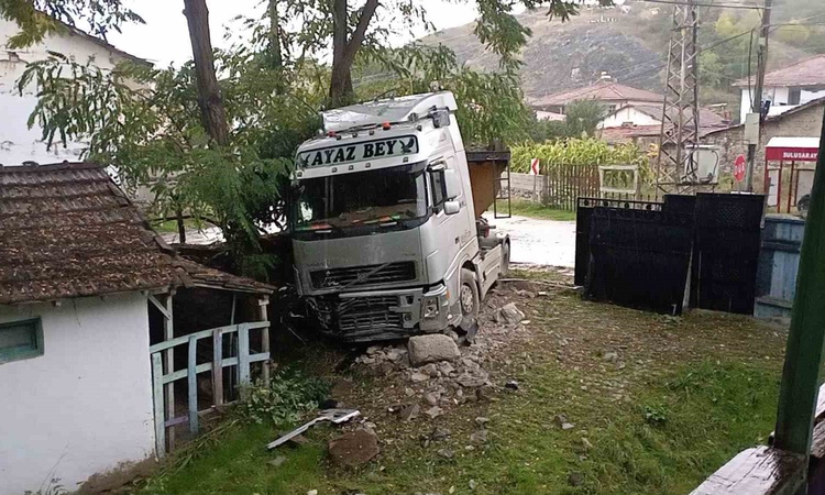 Tokat Sulusaray'da tır kaygan yolda kayarak bahçe duvarını yıktı, sürücü yara almadı: Gelişmeler Takip Ediliyo