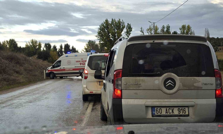 Tokat'ta Zile-Turhal kara yolunda iki otomobil kafa kafaya çarpıştı, 5 kişi yaralandı | İşte Tüm Ayrıntılar
