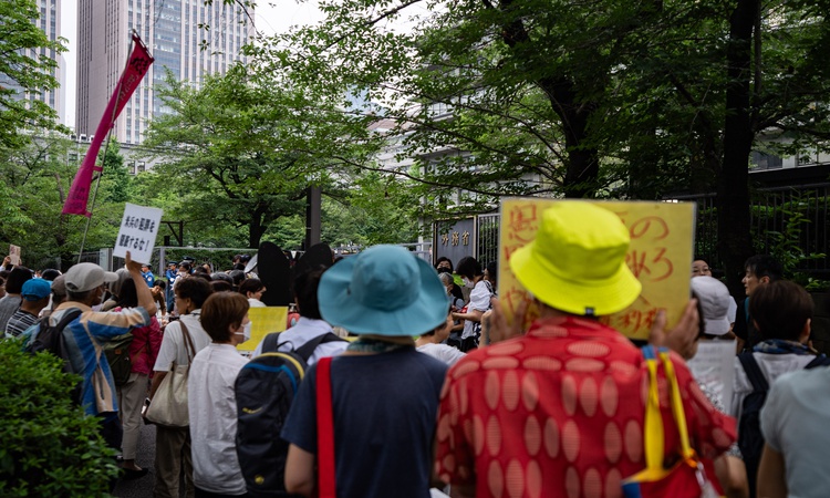 Tokyo'da ABD Büyükelçiliği yakınında Okinawa'daki cinayet ve gasp protesto edildi - Son Dakika Bilgileri