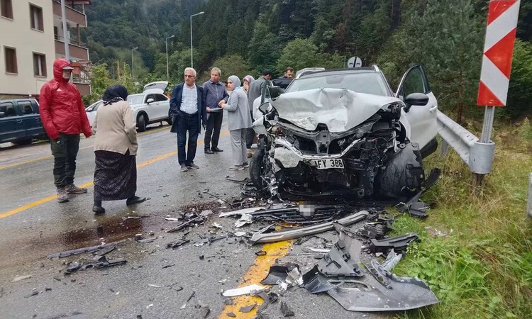 Trabzon Çaykara'da hatalı sollama kazaya neden oldu, 5 kişi yaralandı: Gelişmeler Takip Ediliyor