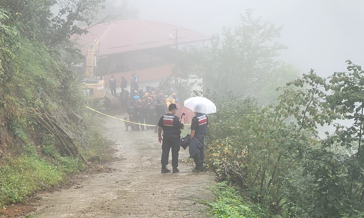 Trabzon Ortahisar'da heyelanda toprak altında kalan 1 kişi için ekipler seferber oldu