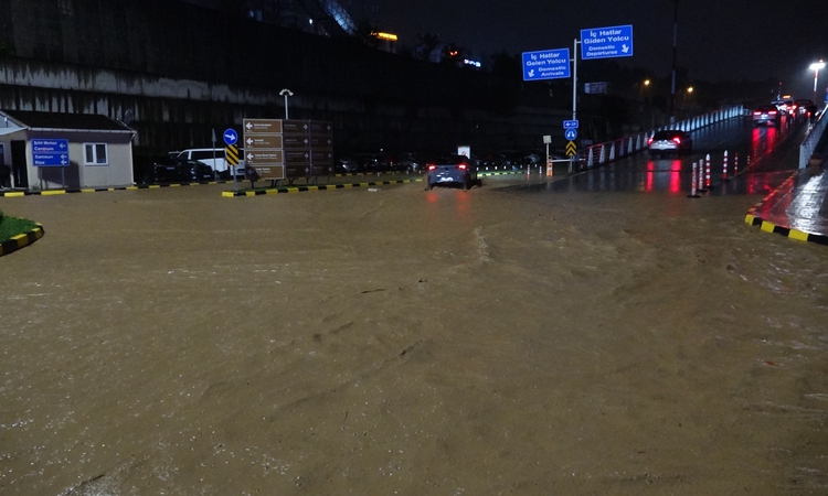 Trabzon'u vuran sağanak cadde ve sokakları göle çevirdi, havalimanı yolu suyla doldu | İşte Tüm Ayrıntılar