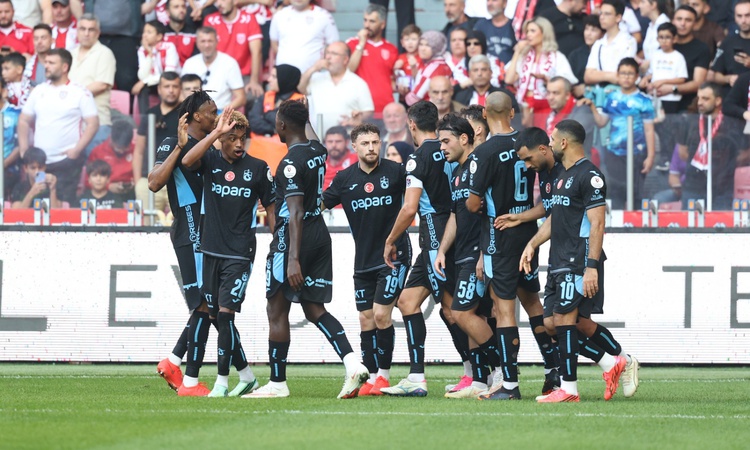 Trabzonspor, Samsunspor'u 10 kişiyle 3-0 yenip üst üste ikinci galibiyetini aldı: Gelişmeler Takip Ediliyor