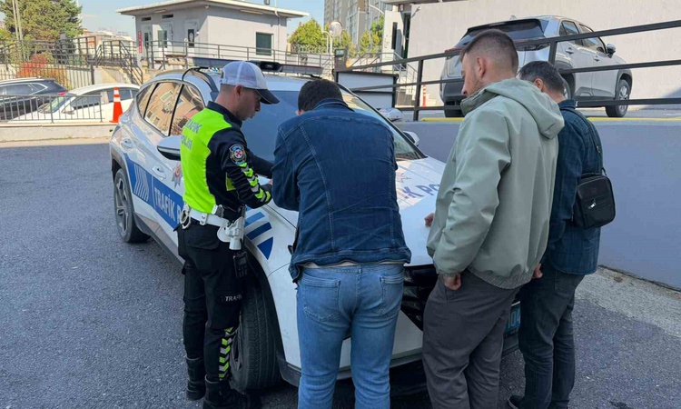 Trafik polisi Başakşehir'de 2 sürücüye araçtan indikleri için 360 bin lira ceza kesti - Son Dakika Bilgileri