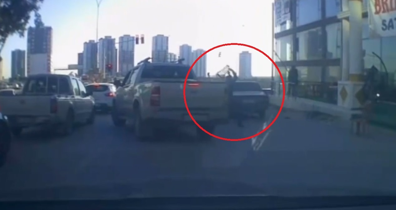 Son Gelişme: Trafikte arbede! Otomobile sopa ve sandalyelerle saldırdılar - En Son Haber: Gelişmeler Takip Edi