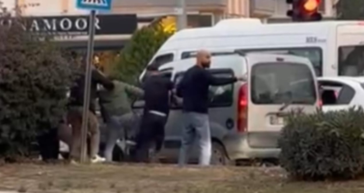 Son Gelişme: Trafikte tartışıp araçtan indirdiler! 5 kişi birden dövdü, sosyal medya bu görüntülerle çalkaland