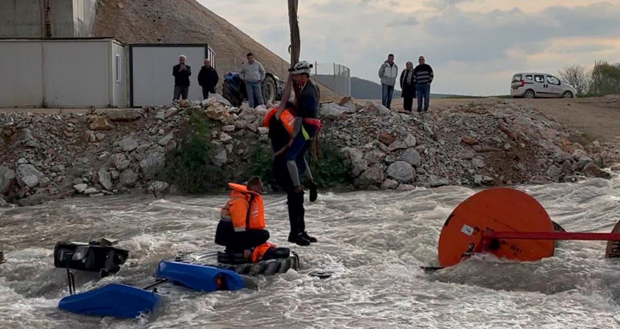 Son Gelişme: Traktör su içinde devrildi, işçiler suda mahsur kaldı - Son Dakika Haberleri - Son Dakika Bilgile