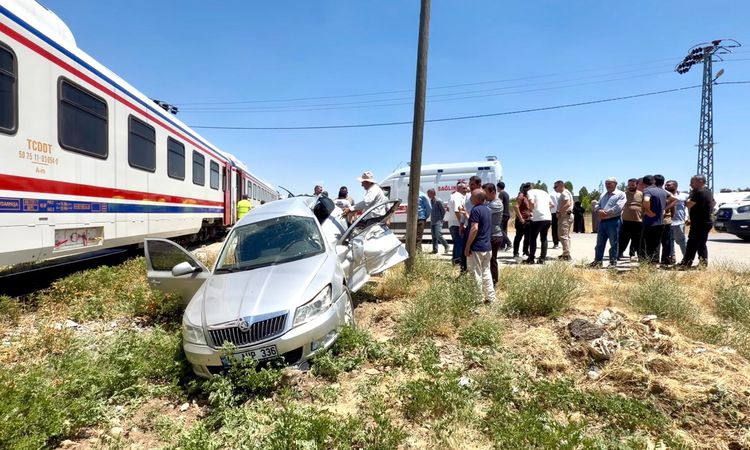 Train crashed into a car at a level crossing: 3 injured - Breaking News