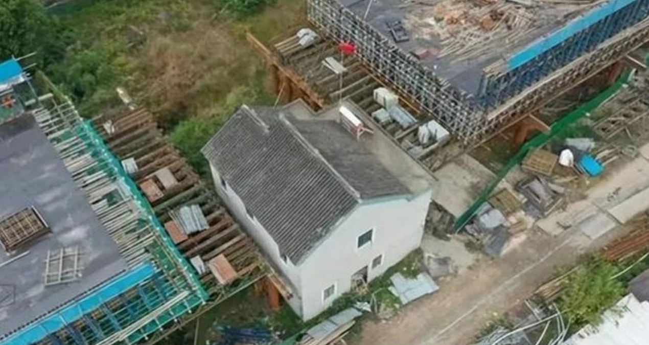 Gündemden Son Bilgiler: Tren raylarının arasında tek başına kalan apartman sosyal medyanın diline gerileme kay