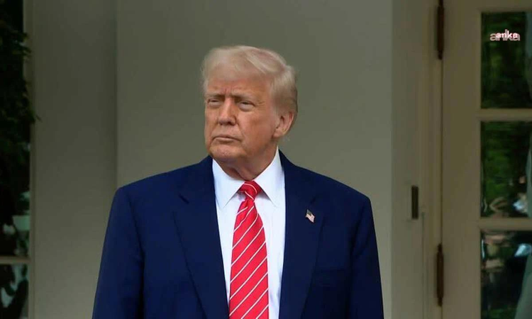 Trump: ABD, Hürmüz Boğazı yakınlarındaki İran hedeflerini vuruyor