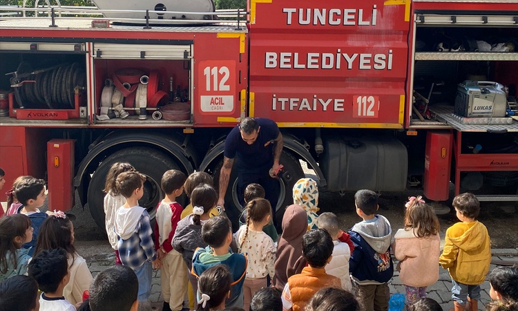 Tunceli'de itfaiye ekipleri anaokulu öğrencilerine yangın ve acil durum eğitimi verdi: Gelişmeler Takip Ediliy