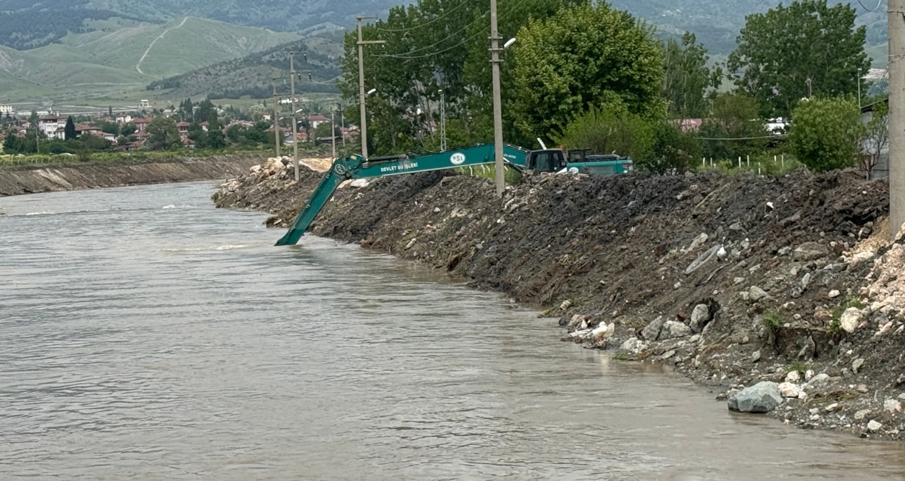 Gündemden Son Bilgiler: Turhal’da taşkın alarmı: Esnaf kepenk açmadı, kum torbalarıyla barikat kurdu - Haberle