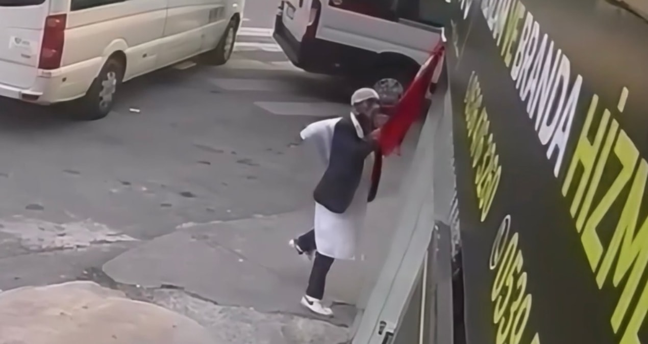 He ripped off the Turkish flag and threw it on the ground! His defense made him give up - Latest News